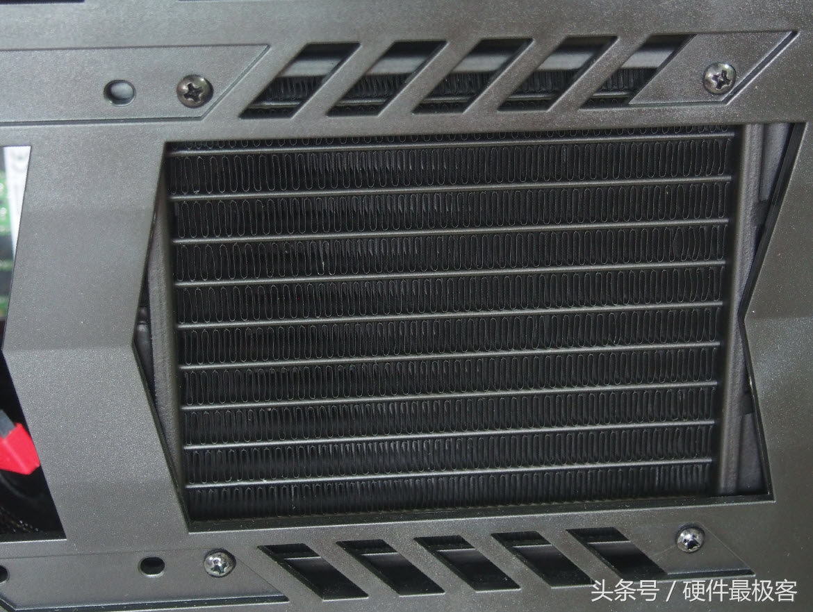 它确实是个大块头，玩游戏用它错不了！