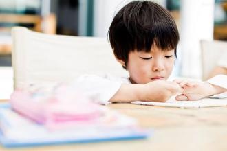 孩子懒自觉性差怎么办,孩子手脚笨拙的原因