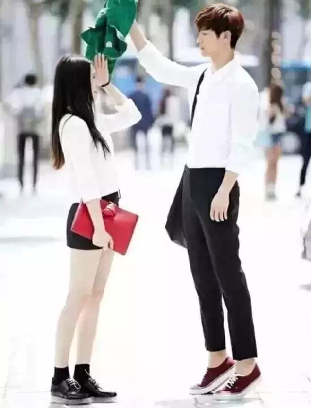 秋天如何优雅地露袜子 (秋天如何优雅的露袜子)