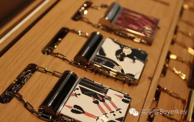 手拿包女推荐真皮徽章款,新款女士手拿包百搭大容量