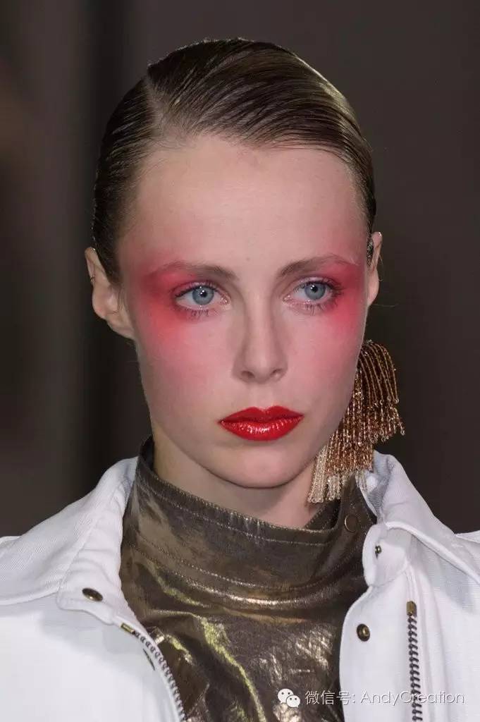 2019秋冬秀场妆容,巴黎时装周的妆容衣服特点