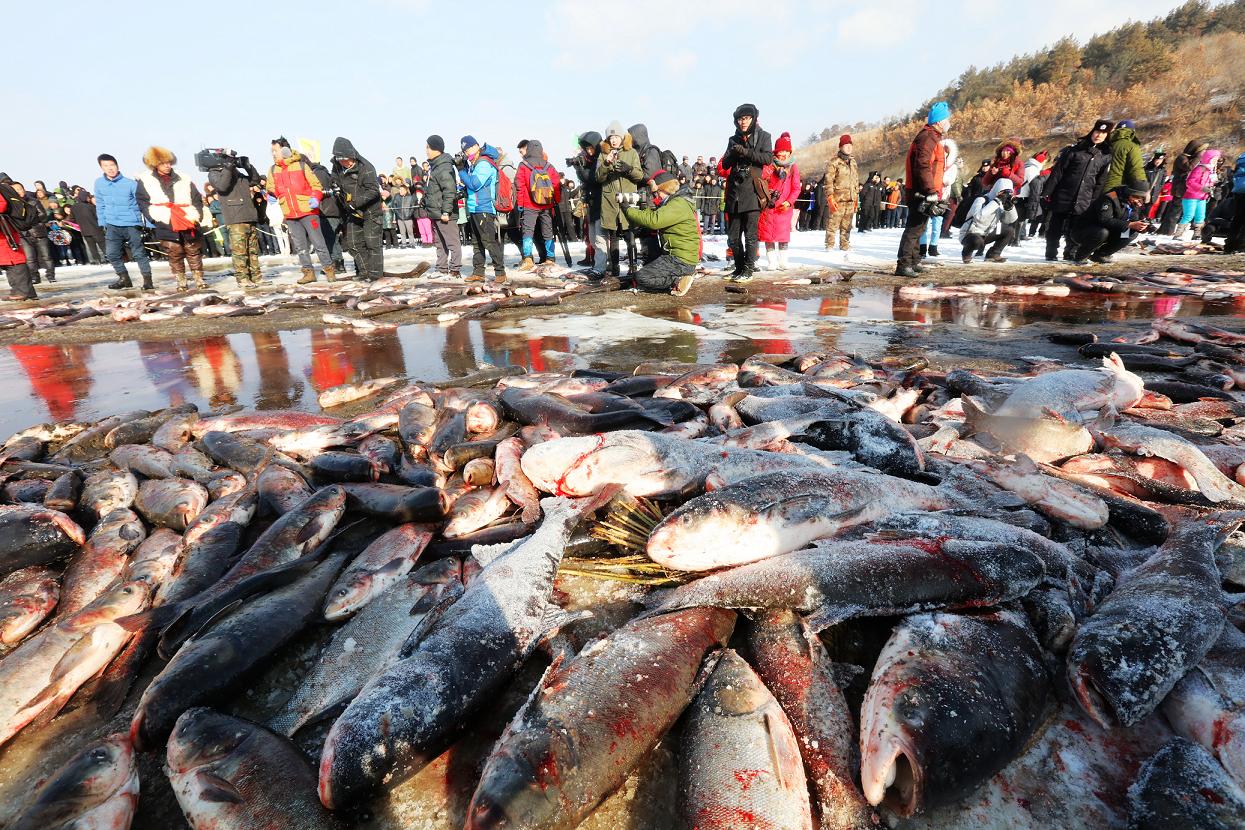 华夏丨踏雪捕鱼架铁锅，镜泊跃美