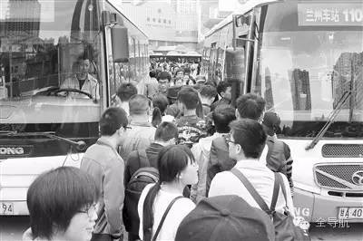 新闻|2020年甘肃人均体育场地面积达1.8平方米；9月旱情甘肃省87万人受灾；杀死邻居12岁女孩男子厨房挖埋尸体