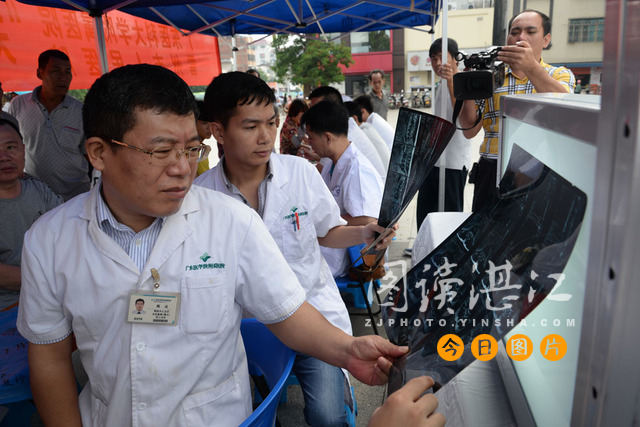 专家来到医院展开义诊,专家来县开展义诊