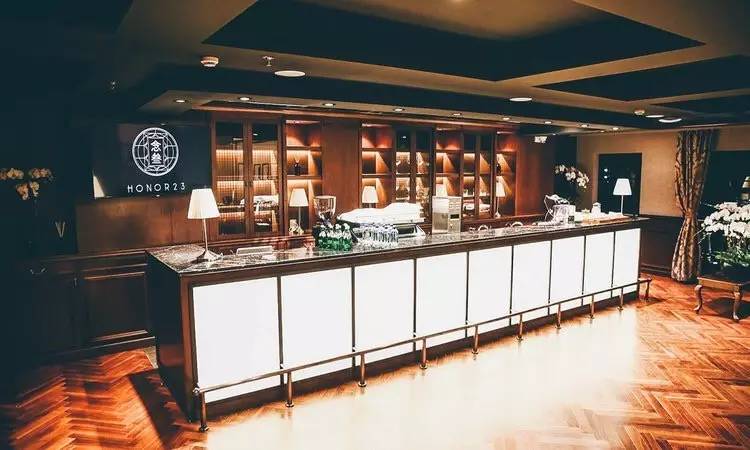 我们在上海拍下了15位潮流工作者，还给你介绍20间最新最好玩的潮店！