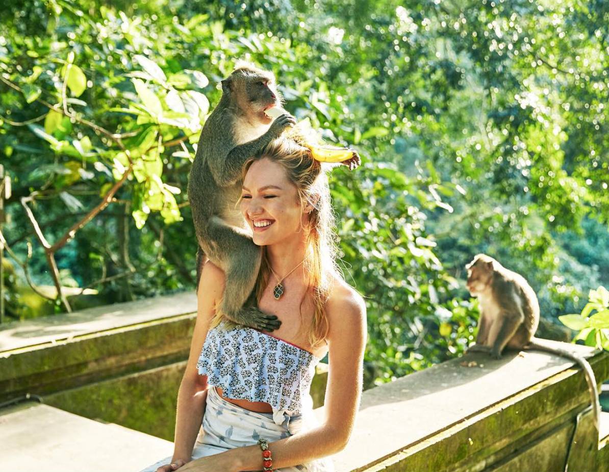 上帝の光|穿衣服对她是种浪费,生的孩子叫腰精的后裔