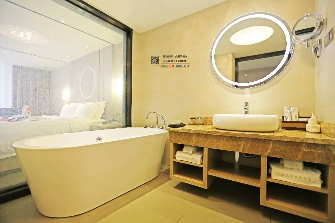 这一家酒店有门童，叫“白手套”。