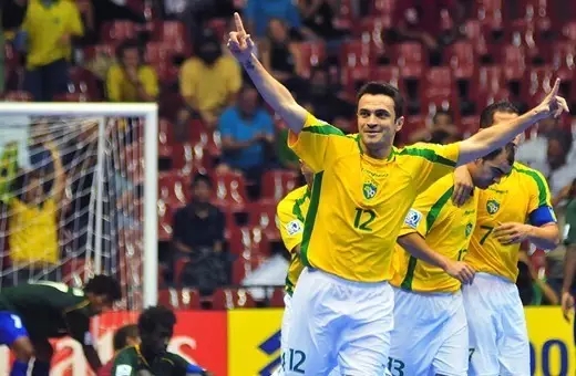 巴西人踢球脚法细腻,巴西民间足球脚法