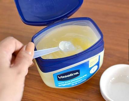 7个几乎没人知道的凡士林神奇功用，对女生来说真是实用到不行