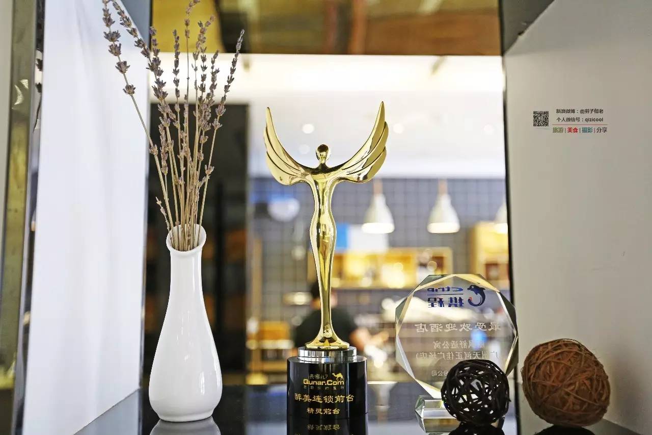 这一家酒店有门童，叫“白手套”。