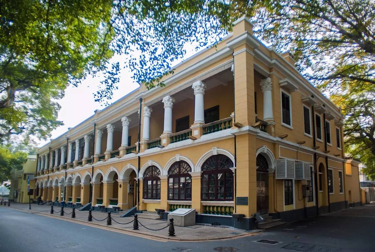 这一家酒店有门童，叫“白手套”。