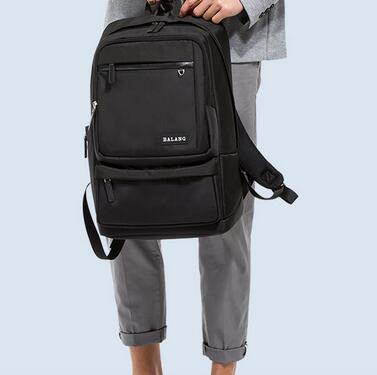 双肩包和斜挎包哪个更有范,双肩包单肩包胸包哪种实惠好背