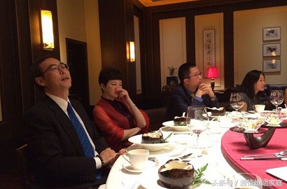 朋友来暖房席间俩小孩从屋里抖出一样东西,羞得我和老公无地自容