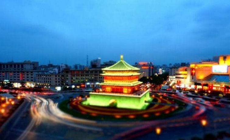 他是中国最“矛盾”的城市，他是香港。