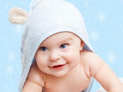 婴儿脸上红红的一片很粗糙还脱皮,婴儿脸上脱皮是怎么回事