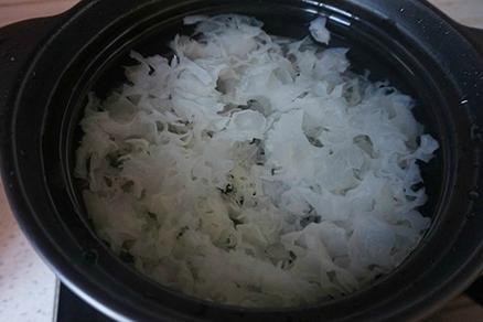 感冒嗓子疼喝点冰糖银耳雪梨羹润燥又养颜呦