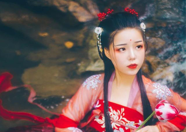 小说：她虽然心狠手辣，但也是出了名的讲信用，所以她没离开村子