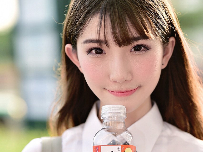 小说：美女房东突然检查小伙手机，看到他的微信聊天记录，笑了