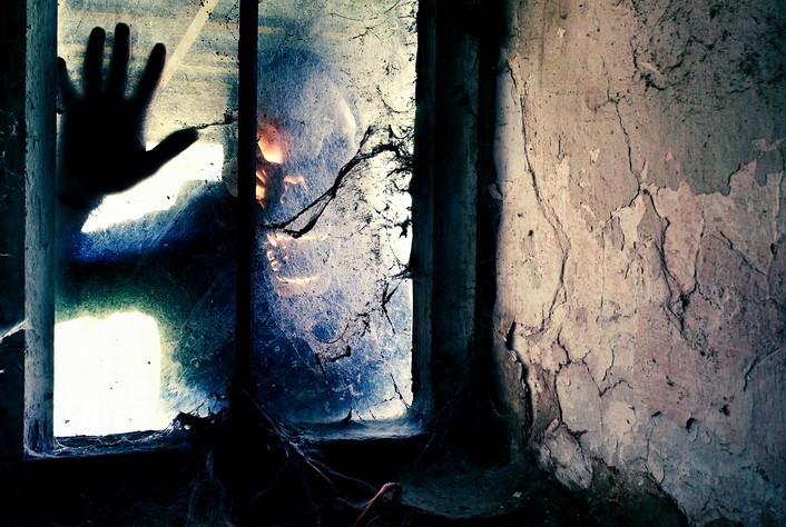 小说：男子与同事踢球时昏迷，可醒来后同事失踪，他还被小孩威胁