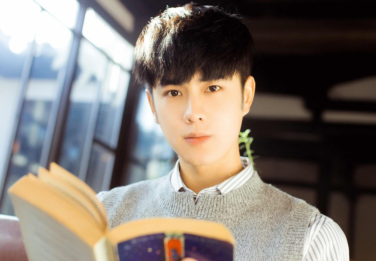 小说：她只是一个服务员，叔叔逼她给钱，她拿出一百块，对方盛怒