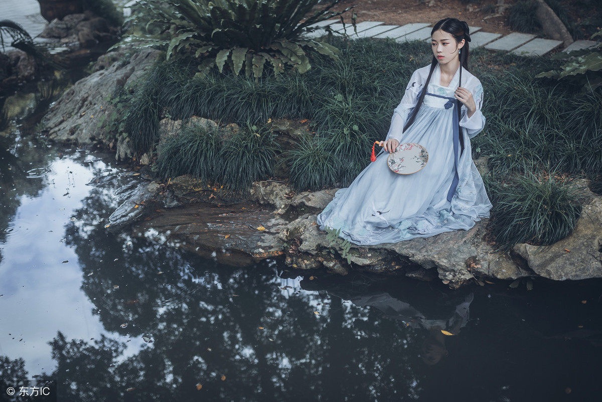 故事：她是王爷的丫鬟，下毒刺杀王爷被发现，王爷把她救下