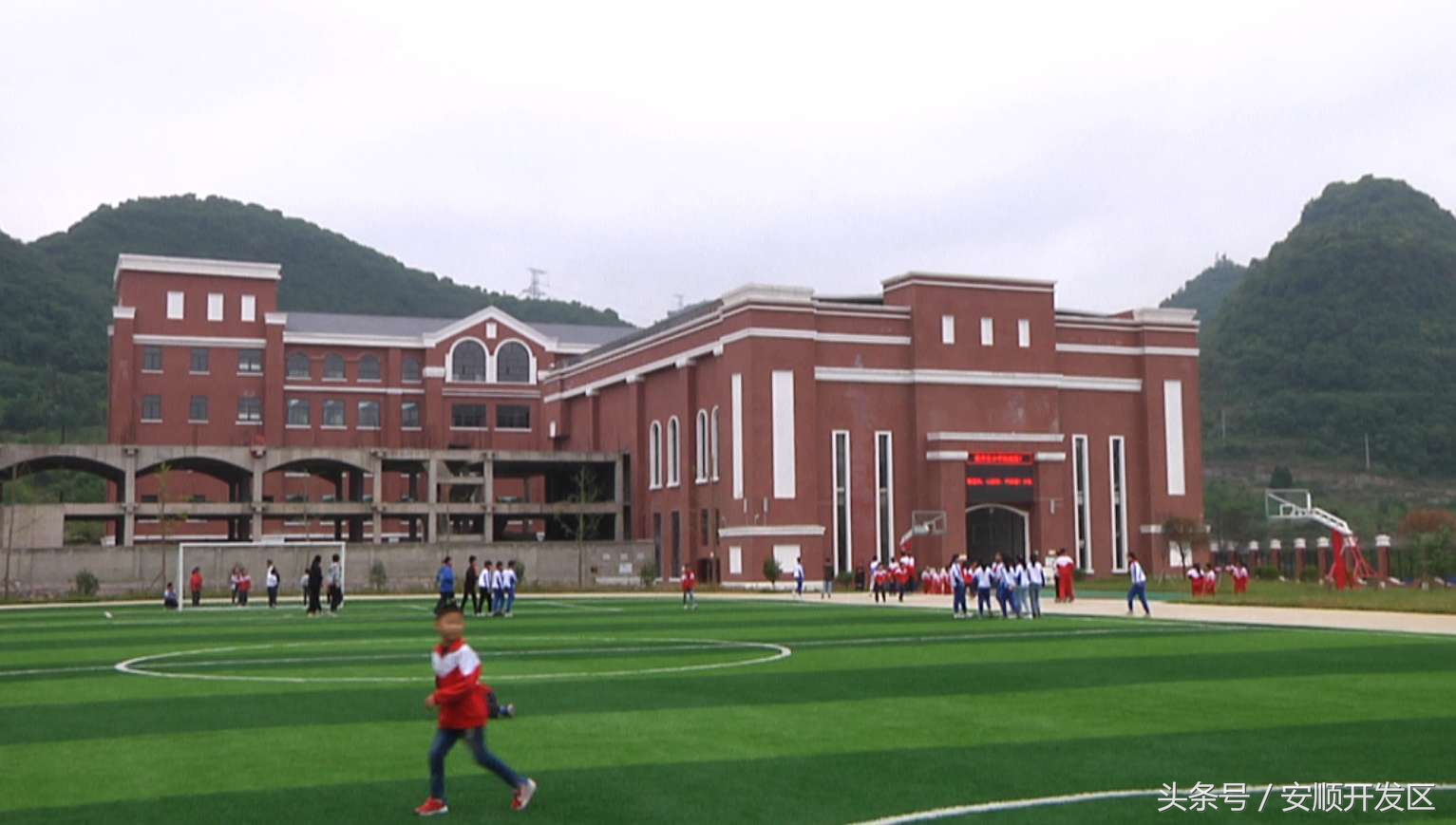 经开区：黄齐生小学新校区启用迎来400余名复学学生