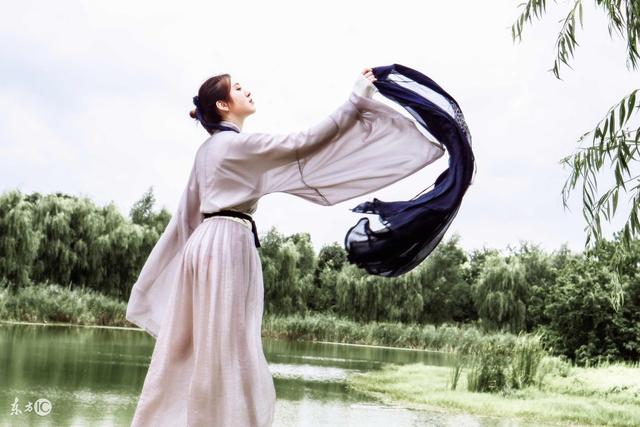 王妃女扮男装打王爷,王妃女扮男装被王爷捉到了