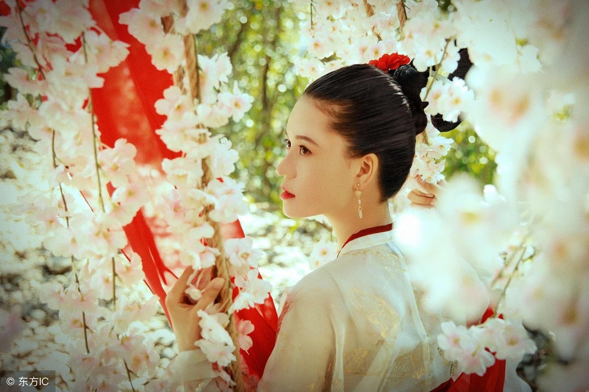 小说：邻国王子要比试魔方，穿越女一看就笑了：我前世是高手！