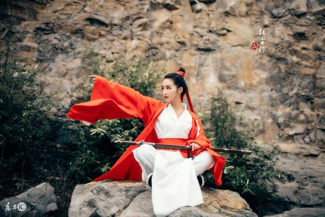 小说：女孩上山，长着刺的荆棘都悄悄地躲开，尽量不伤害到她