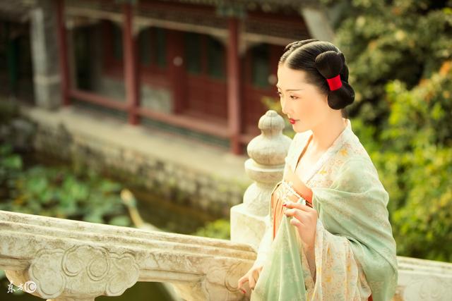 小说：白公子背部受伤，一上马车她就强行扒下他衣服，他乖乖听话