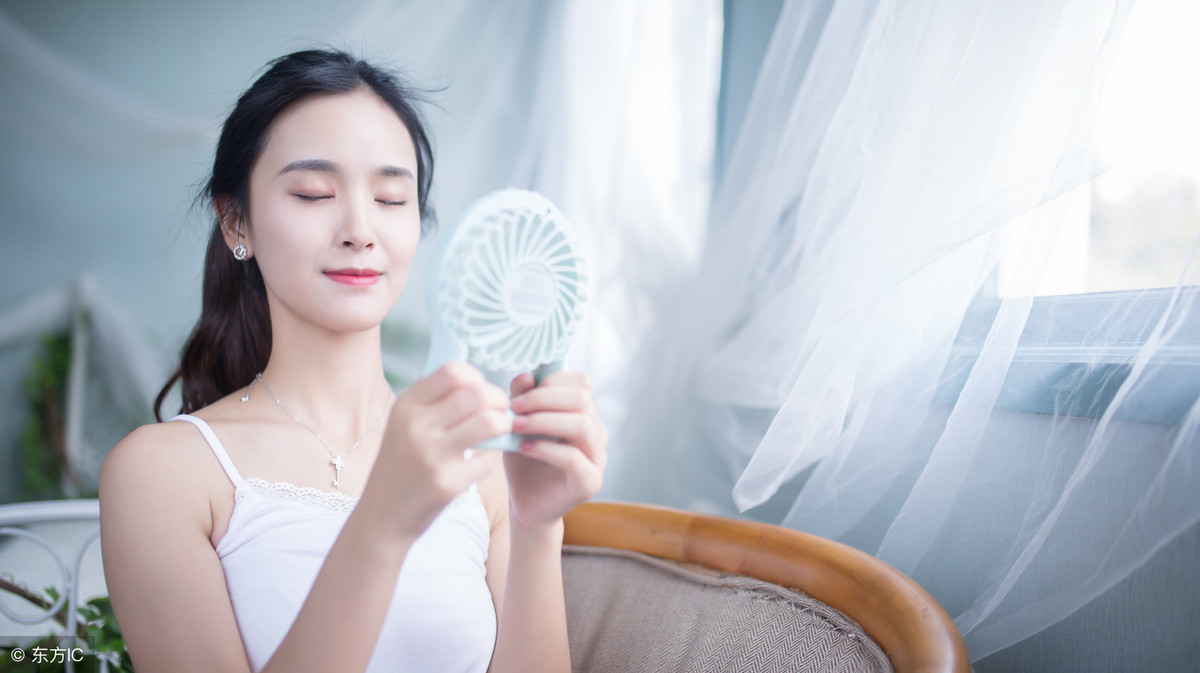 小说：本是来阻止他再喝的，不料触景伤情，竟陪他一起喝了起来