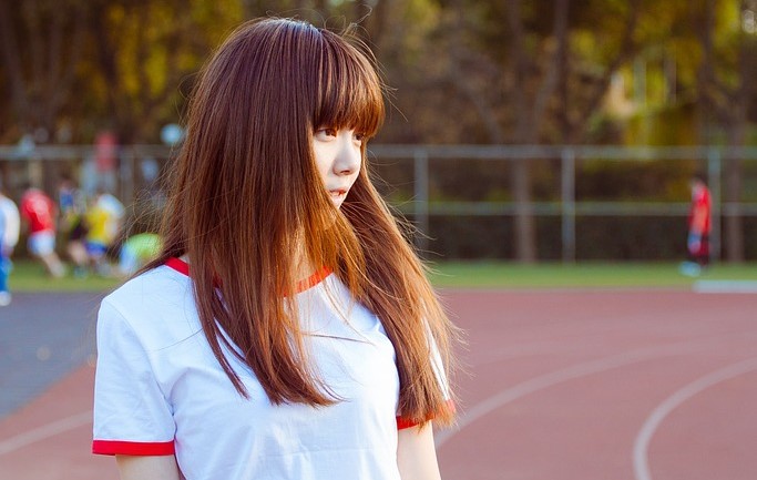 老人受伤小伙相救,小伙身受重伤白发老人出手相救