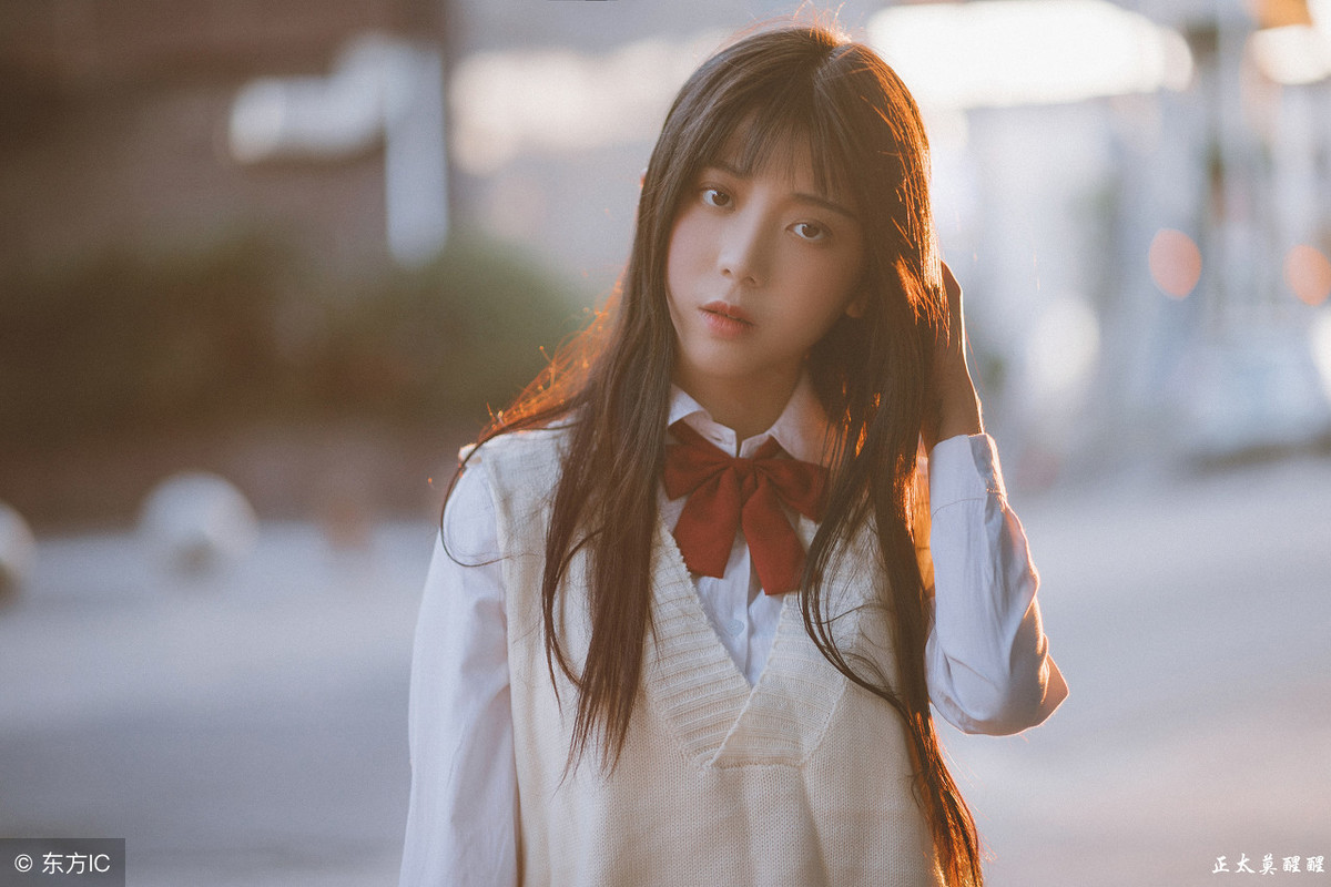 小说：小助理刚进办公室，总裁关上门，搂她入怀，她生怕被人看到