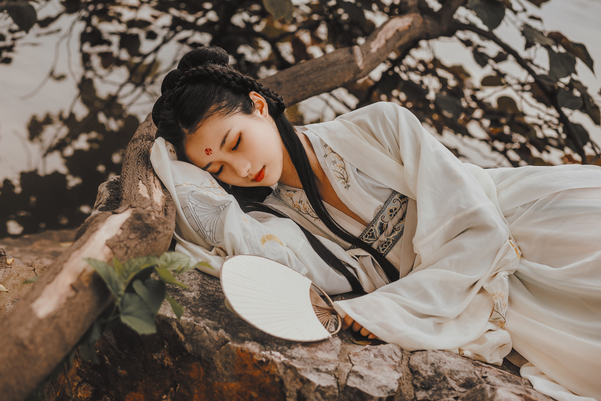 小说：他发现她被*绑捆**在床上，连忙帮她解开绳子，她终于解脱了