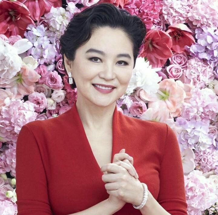 岁月不饶美人?其实皮肤松弛,白发皱纹,根本不影响她们风华绝代