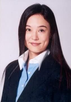 翁静晶因与刘家良结婚轰动娱乐圈，刘家良去后，她再嫁入赌王家族