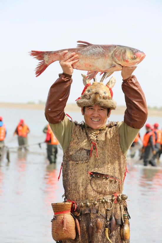 他80年代就能赚百万，50多岁娶俄罗斯美女，两人相差30多岁