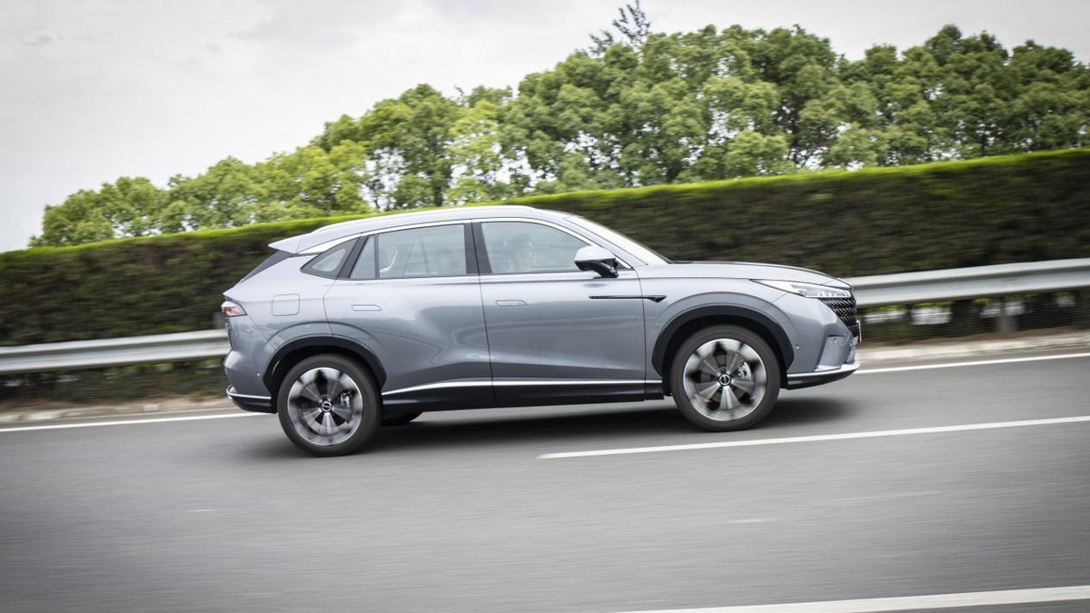 荣威rx5第三代是中型suv吗,家用suv推荐第三代荣威rx5