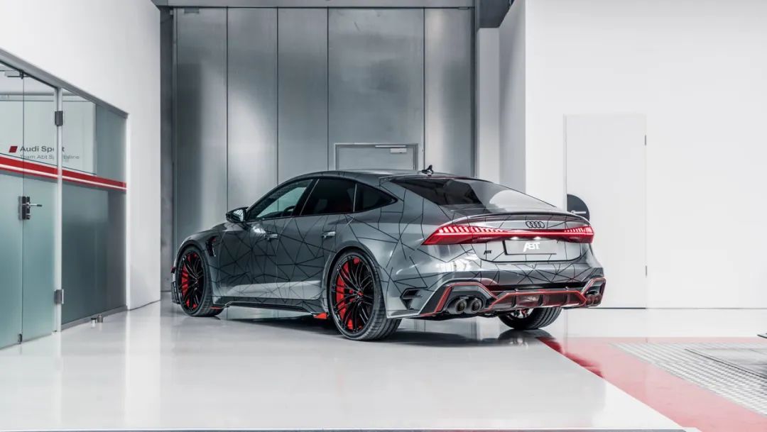 奥迪rs7-r黑武士全球限量版,奥迪rs7r拥有740匹马力的猛兽