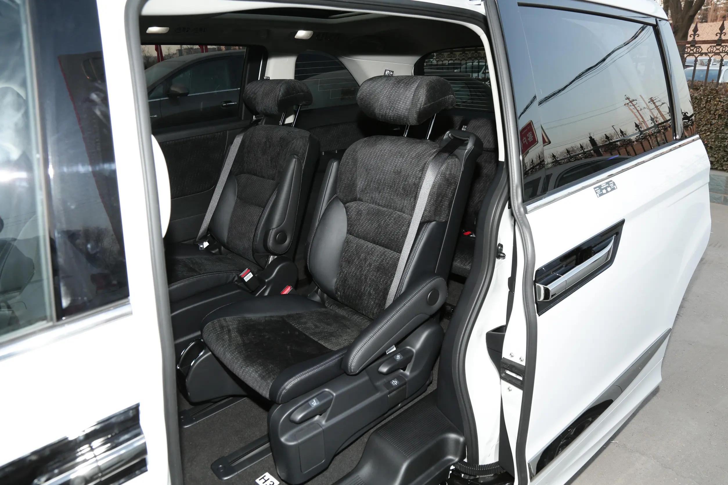 油耗6L出头，日系大7座家用舒适MPV，务实更懂生活，本田艾力绅