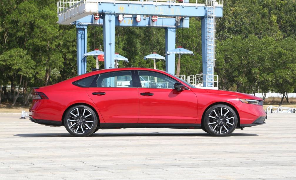 迈腾和轩逸哪个值得买,16款轩逸和1.8t迈腾