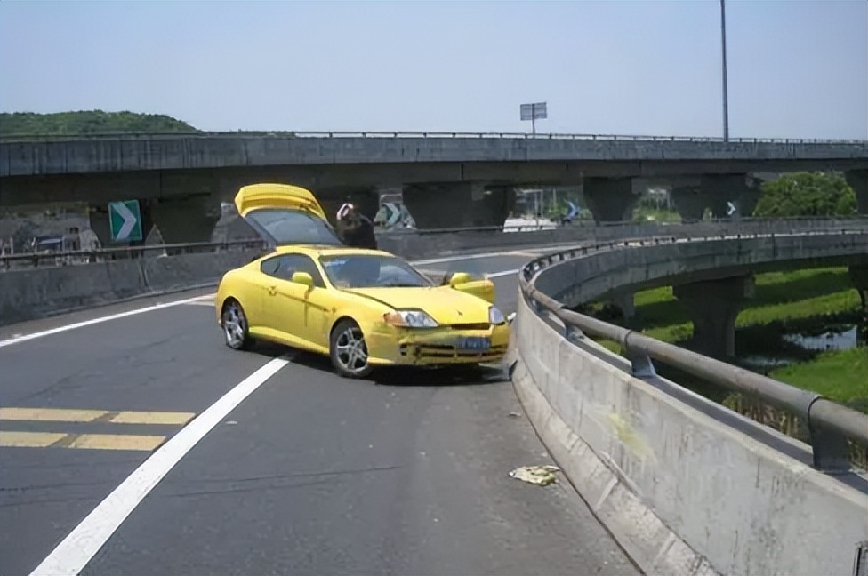 新手撞到障碍物正常吗,一不小心走神撞到护栏扣几分