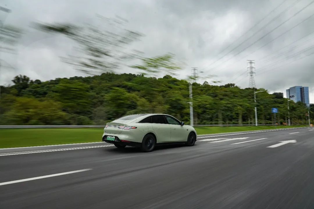 全网首发新出行实车体验零跑c01,又好开又省油的零跑c01增程版来了