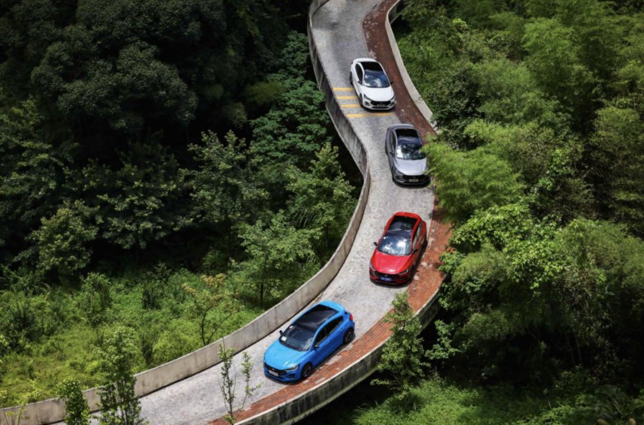 福克斯2017款1.5tctcc白黑限量版,运动轿跑长安