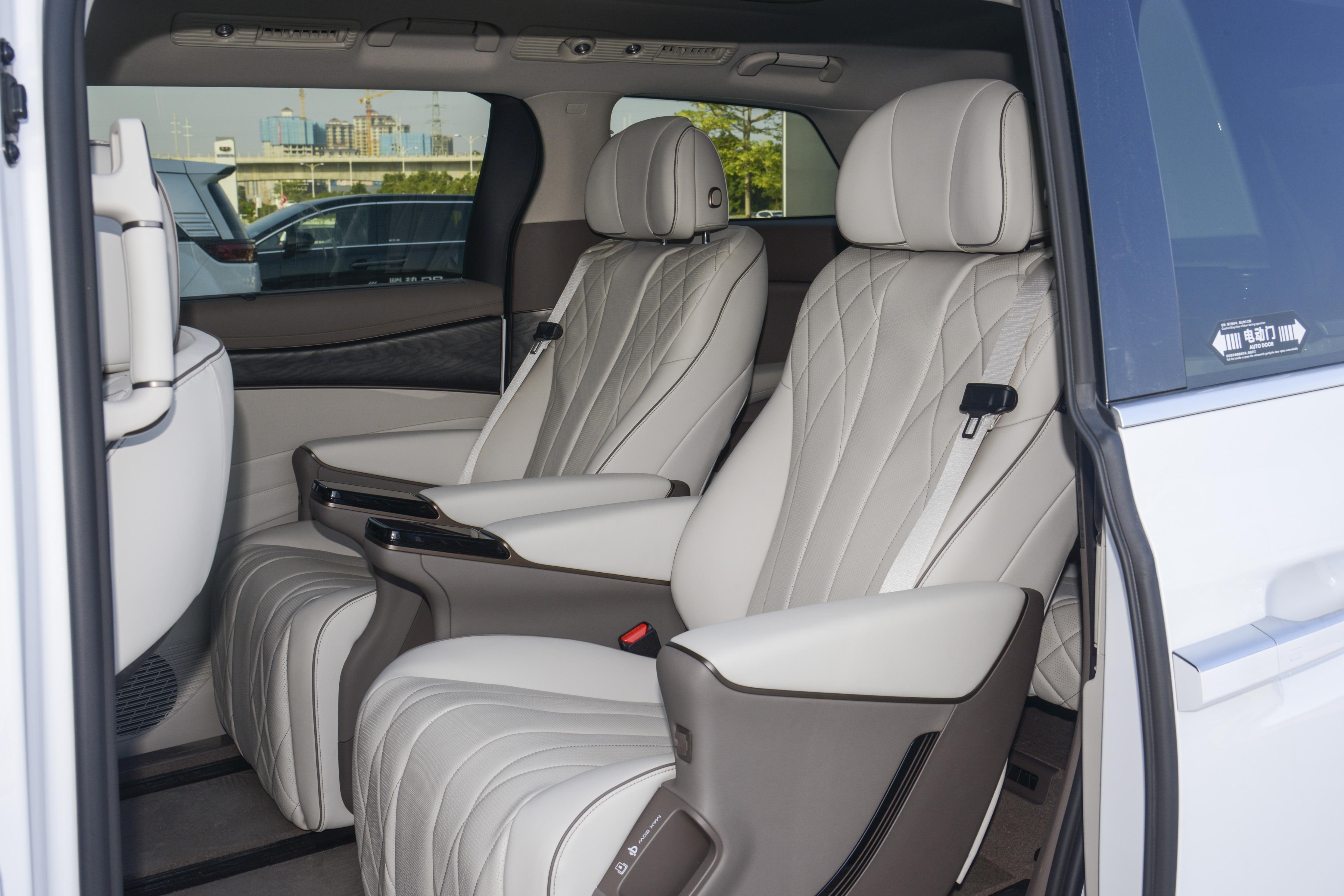 腾势d9对比别克gl8乘坐感受 (腾势d9和别克gl8怎么选)