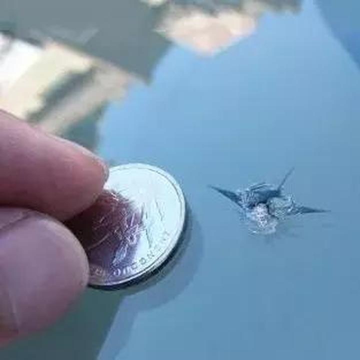 车玻璃裂了一条缝能修复吗,车玻璃被雨刷器刮出划痕怎么修复