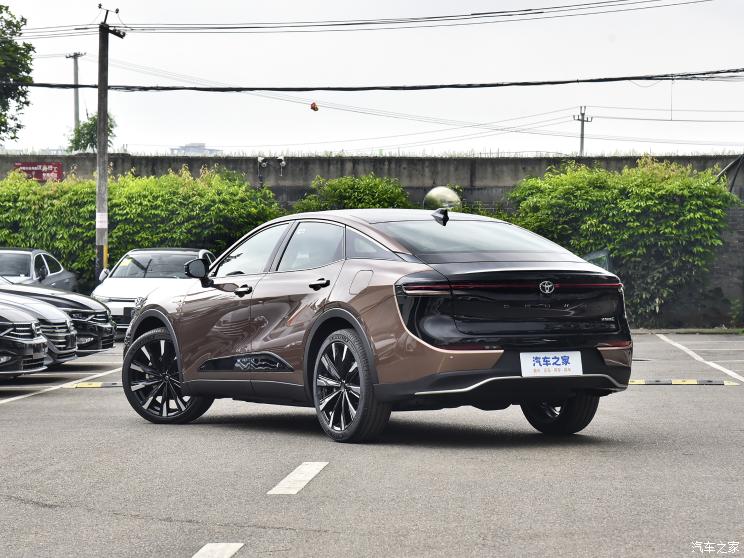 抢先体验皇冠sportcross2.4t混动,全新皇冠sportcross正式亮相