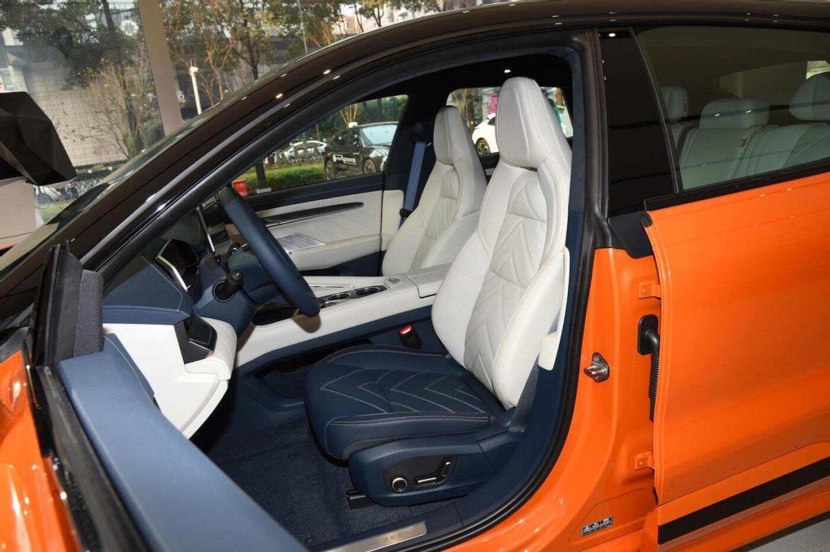 轴距3005mm,极氪001极境蓝撞色实车