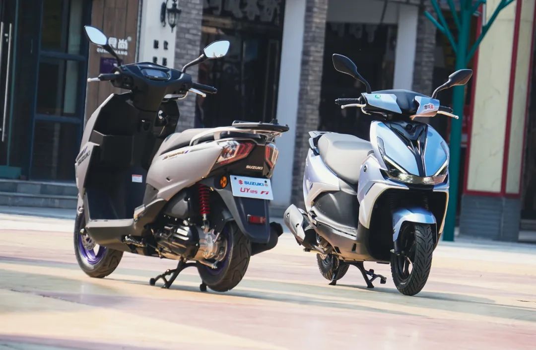 万元小踏板本田对比雅马哈,qjmotor菲诺125踏板测评