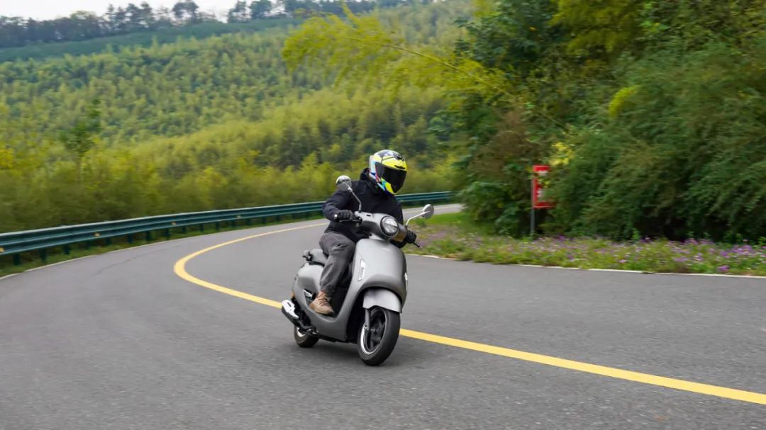 新大洲本田ns125t踏板测评,好看又好骑的踏板车